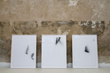 <em>deconnotation</em>, je 65 x 45 cm, gerahmt 75,1 x 56,1 cm, Monotypie auf UV Druck, Acryl auf Aludibond, Installation View frontviews, Berlin, 2018